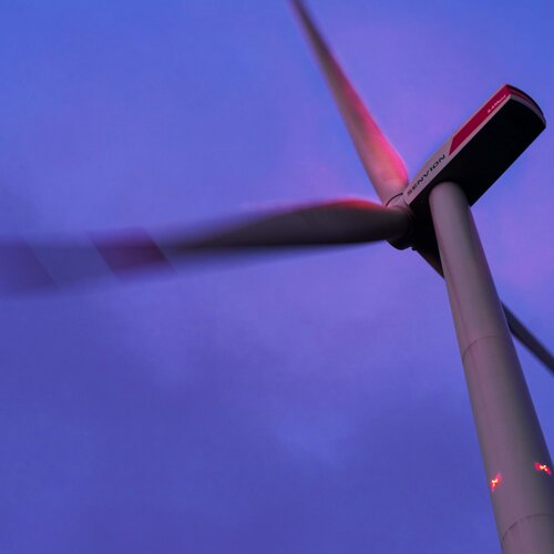 Windkraftanlage von unten bei Nacht