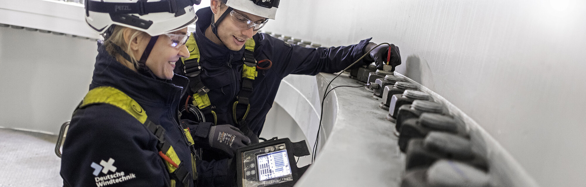 Servicetechniker im Turm einer Windkraftanlage bei einer Vermessung