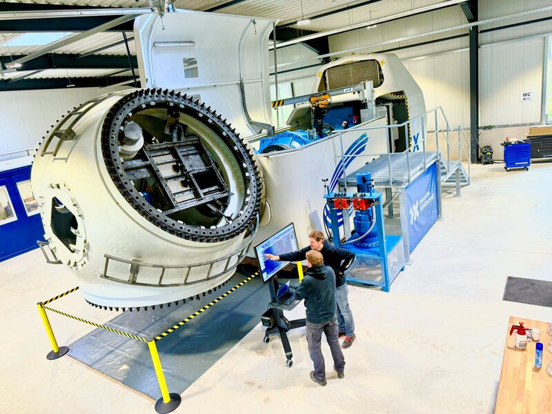Im neuen Training Center der Deutschen Windtechnik am Standort Bissendorf finden die Schulungen praxisnah an originalen Turbinen statt, hier an der Nordex N90-Anlage.